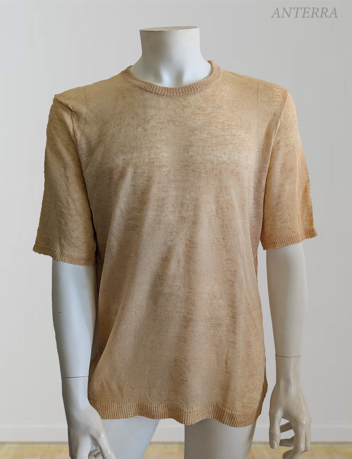 T-Shirt Hemp Oversize Fit in canapa 100% — colore naturale sabbia su manichino